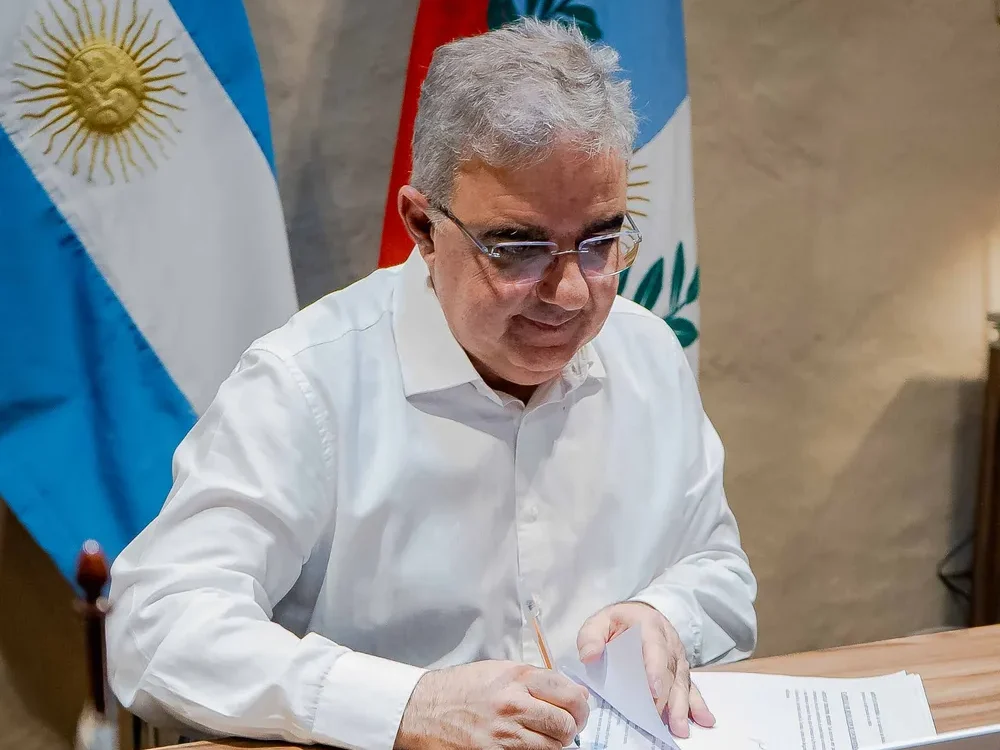 Raúl Jalil gobernador de Catamarca firmando el nuevo estatuto de la minera YMAD