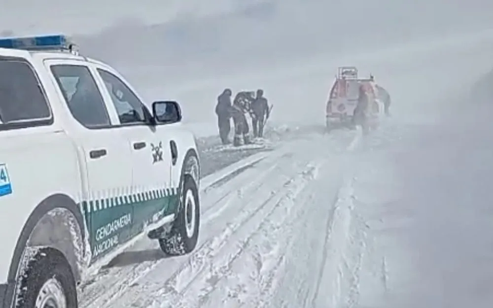 Bloqueo de rutas terrestres y temporal obligaron a operativos de rescate a estar presentes