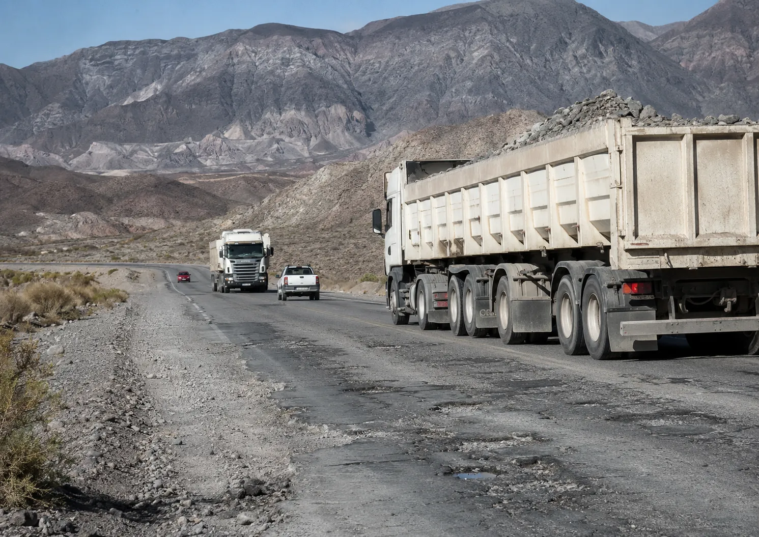 Ruta Nacional 40 entre Jáchal y Huaco con tránsito pesado vinculado a la actividad minera.