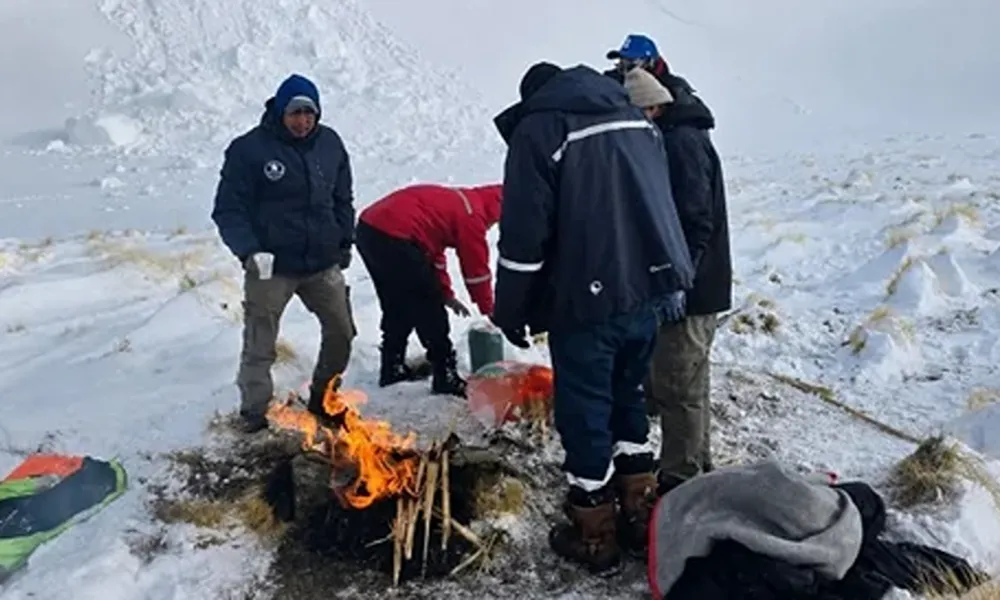 fogata con hombres tratando de descongelarse. Rescate de tres hombre de la nevada en el salar hombre muerto
