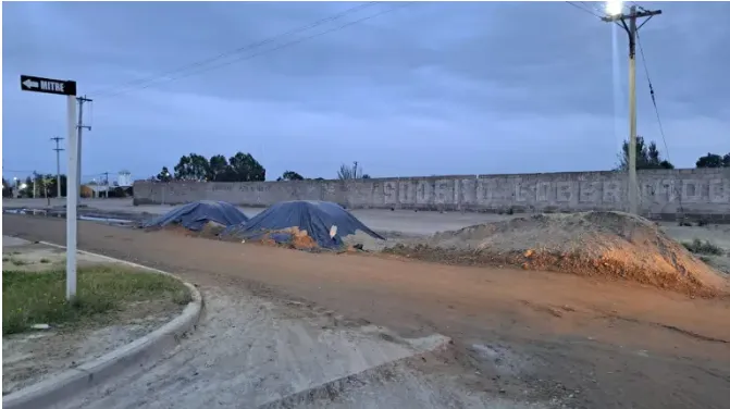 Acopios de tierra y residuos pesados en zonas urbanas vinculados a los pasivos mineros Bahía San Antonio.