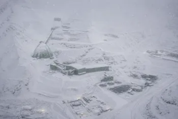 Campamento minero cordillerano cubierto por abundante nieve tras el temporal en Chile.