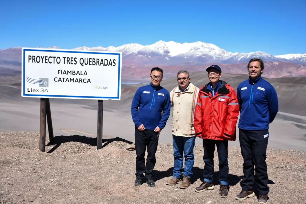 Representantes de la operadora minera Liex SA junto al gobernador de Catamarca Raúl Jalil en el proyecto Tres Quebradas