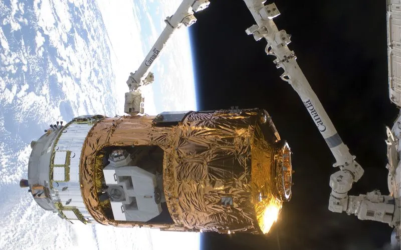 Satélite espacial fabricado con materiales ligeros y componentes metálicos avanzados