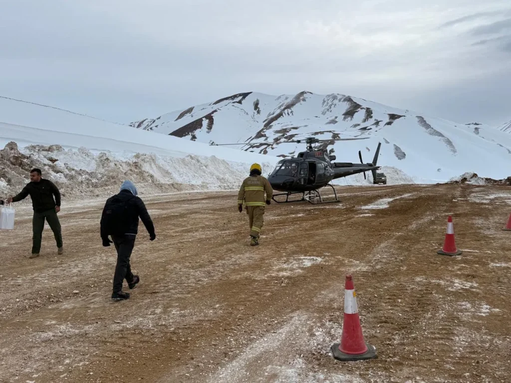 Helicoptero en plena extracción de personal de la mina Veladero