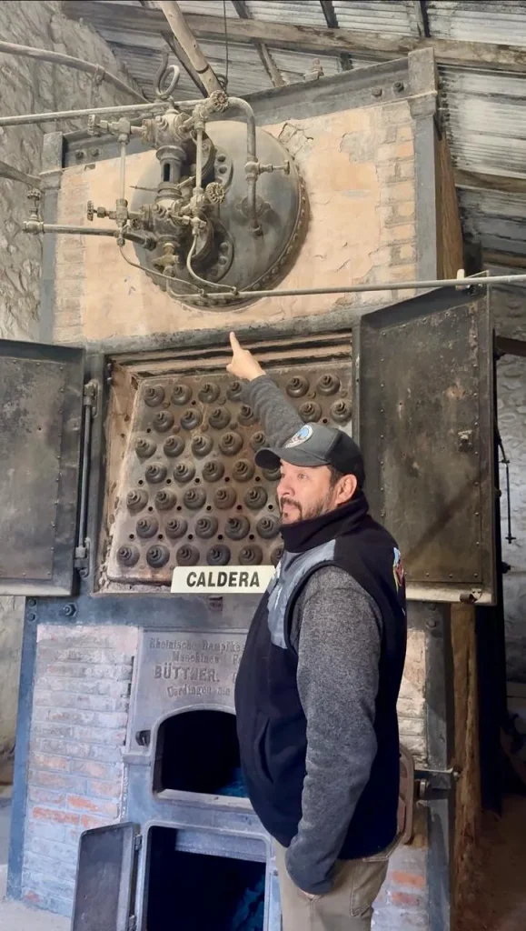 Javier Tarabanoff , guia de la estación el Durazno del cable carril dando detalles a visitantes