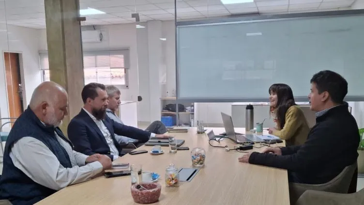 Representantes de Bai Tau Minerals,  en una reunión con autoridades de CAMYEN 