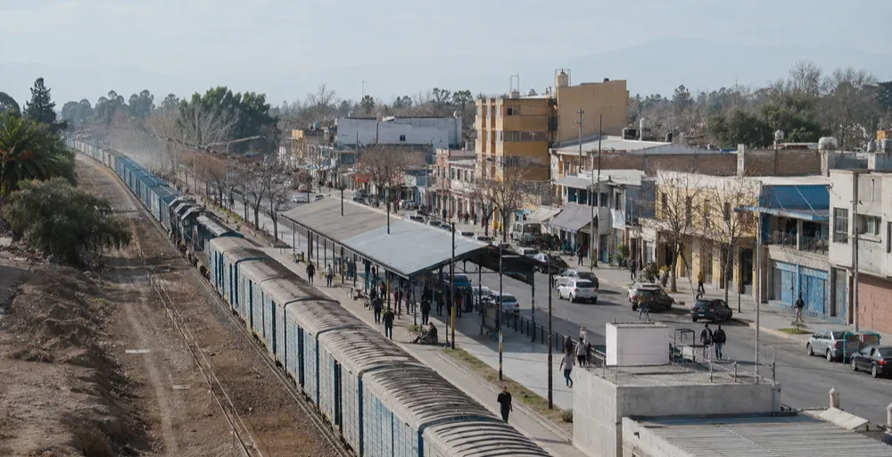 Estación ferroviaria integrada a un nodo urbano, comercial y logístico en San Juan.
