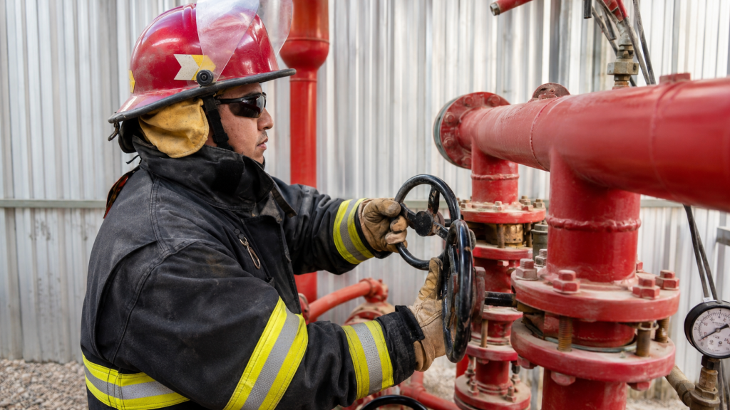 bombero en con bomba de agua