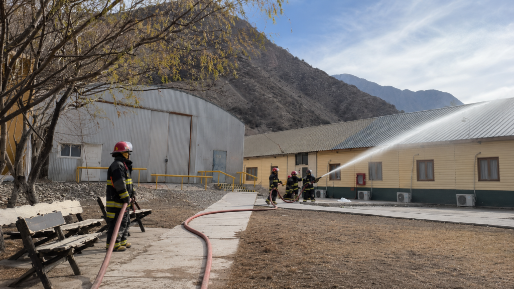bomberos realizando simulacro en gualcamayo