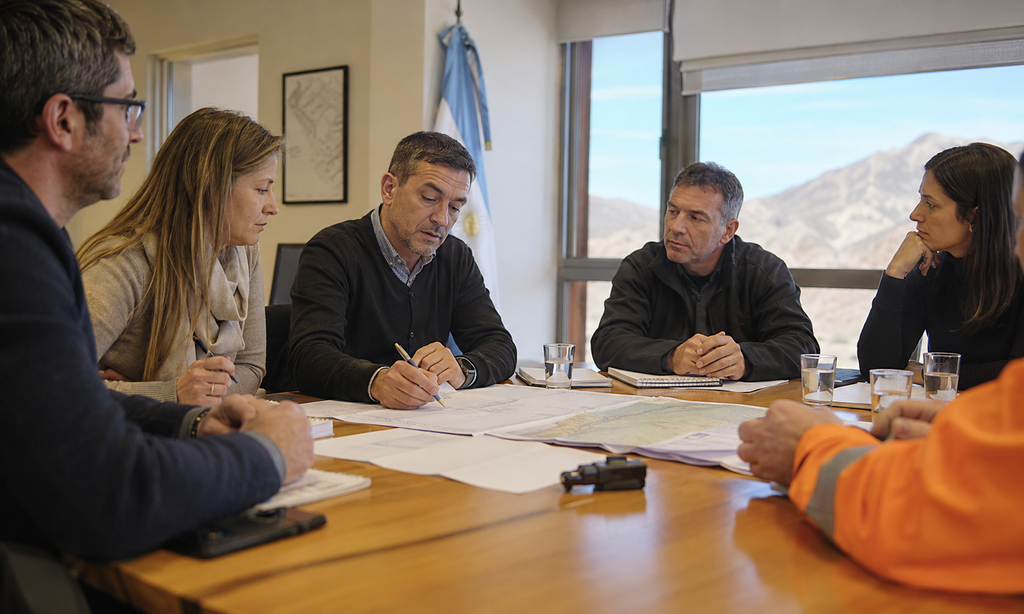 Empresarios y técnicos analizan documentación, planos y requisitos para desarrollar proveedores locales vinculados a la minería en San Juan.