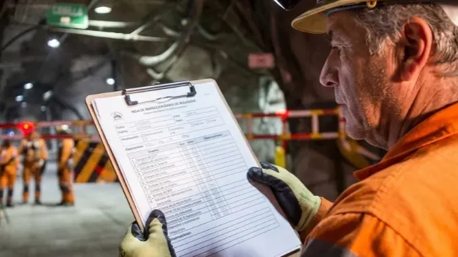 Trabajadores aplicando medidas de seguridad durante una operación minera.