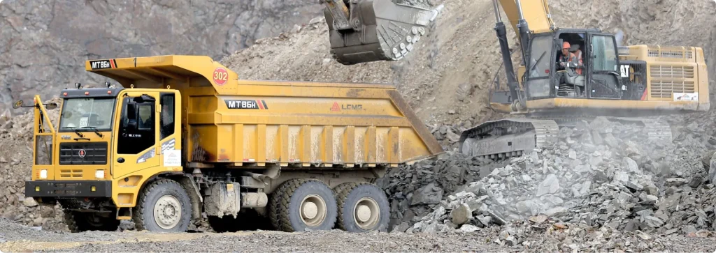 Camiones mineros en plena operación de carga de minerales en Kazajistán 