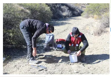 Muestreo de sedimentos en un drenaje.