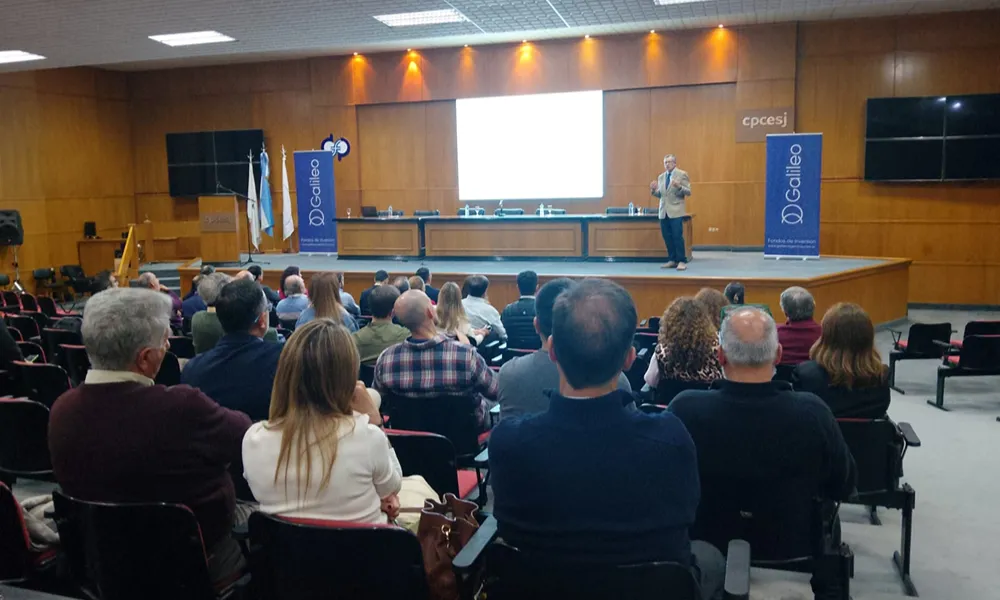 hombre disertando sobre un escenario