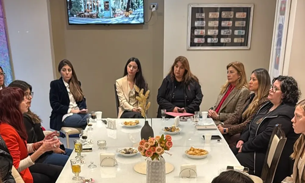 mujeres alrededor de una mesa Primer encuentro del departameto de Mujeres de CASETIC