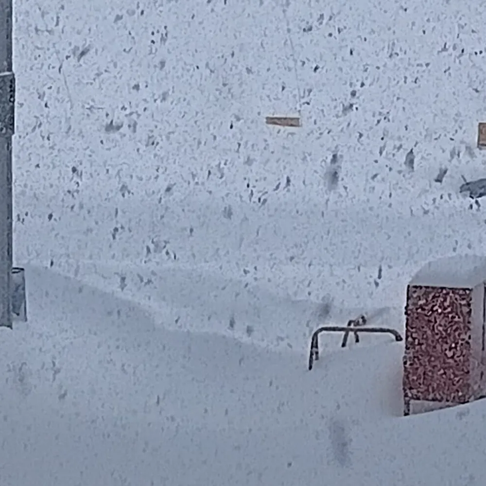 tormenta de nieve vista desde una ventana de un campamento minero de alta montaña
