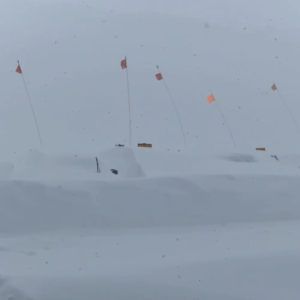 camionetas mineras enterradas bajo nieve