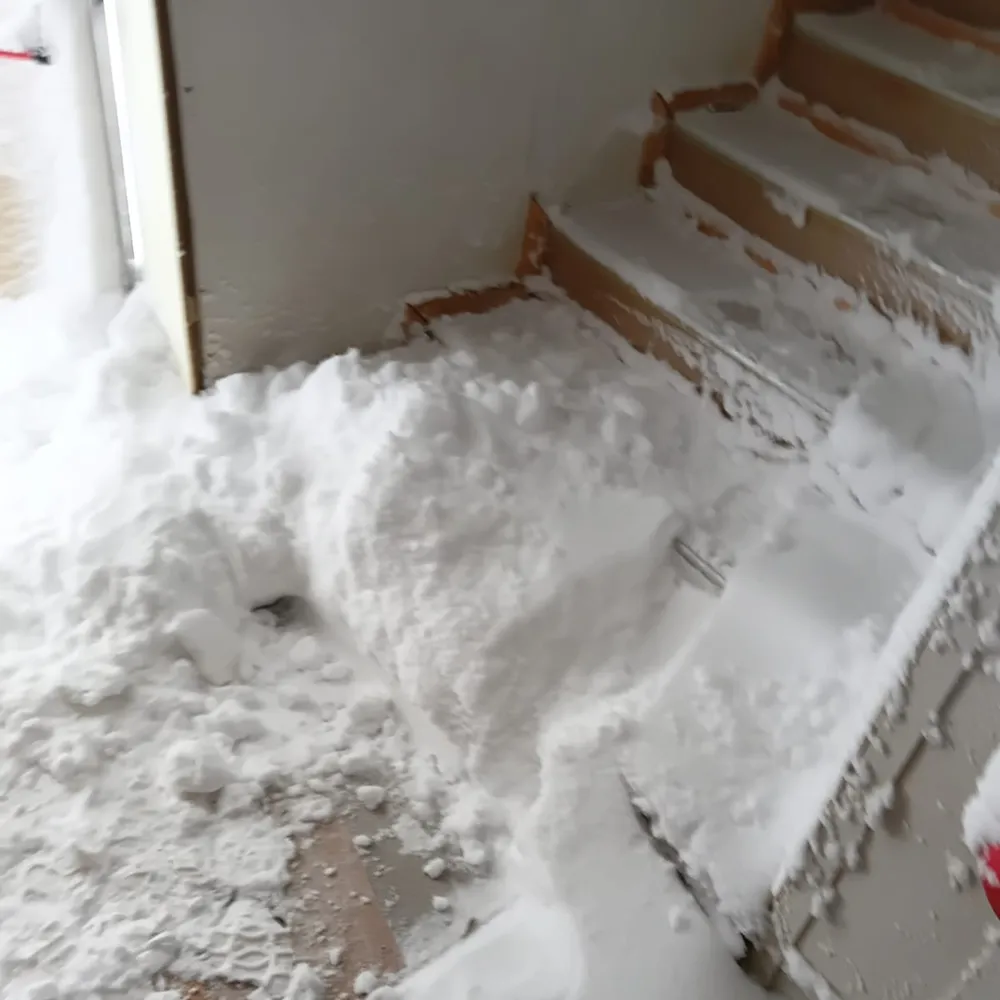escaleras del campamento veladero cubiertas de nieve