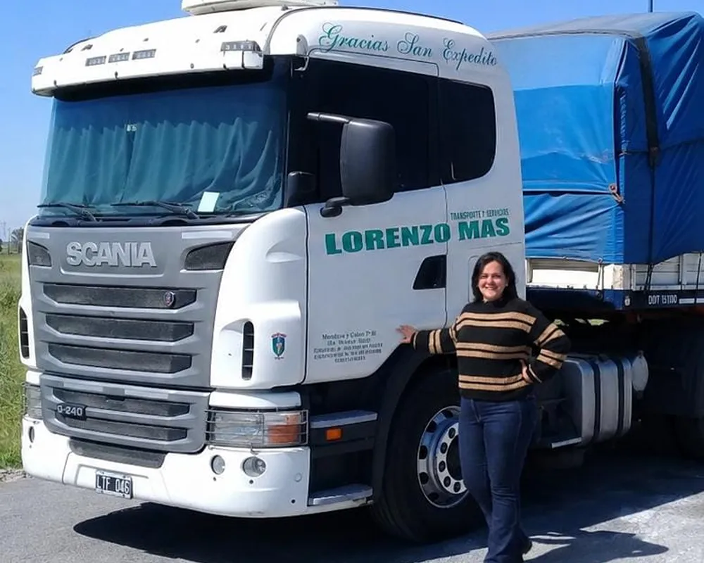mujer frente a camion de gran porte