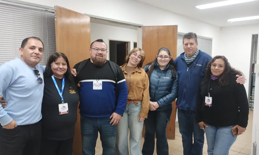 retrato de grupo de personas mirando a camara. miembros de la agrupacionn cordillera de los andes