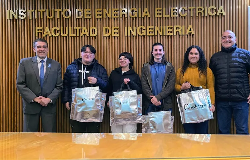 Integrantes del equipo posan junto a representantes institucionales en el Instituto de Energía Eléctrica de la Facultad de Ingeniería, en San Juan.