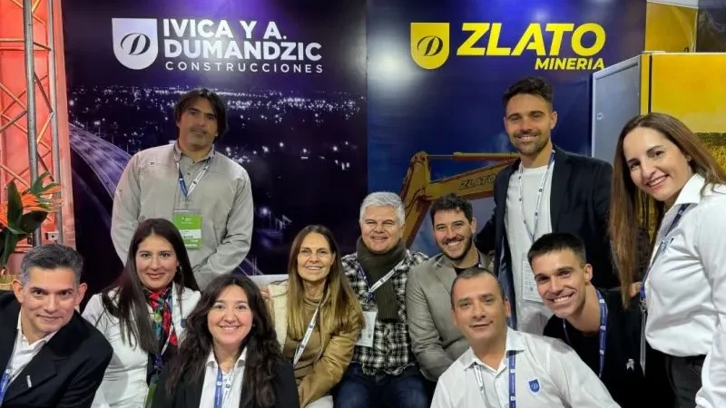 Foto de los representantes de la empresa Dumandzic (Construcciones Ivica y A. Dumandzic S.A.) y su filial minera Zlato, 