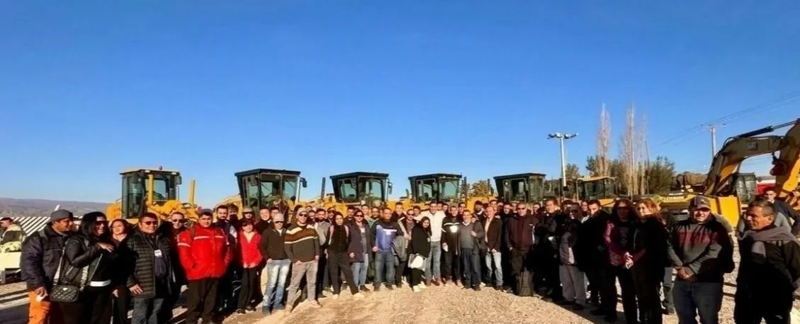 Miembros de la agrupacion cordillera de los andes en Acer.