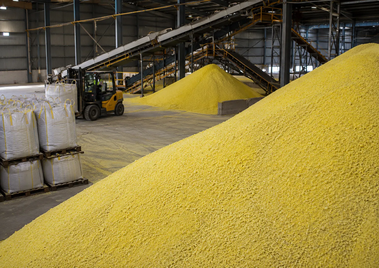 Azufre sólido almacenado como insumo para producir ácido sulfúrico destinado a la minería del cobre.