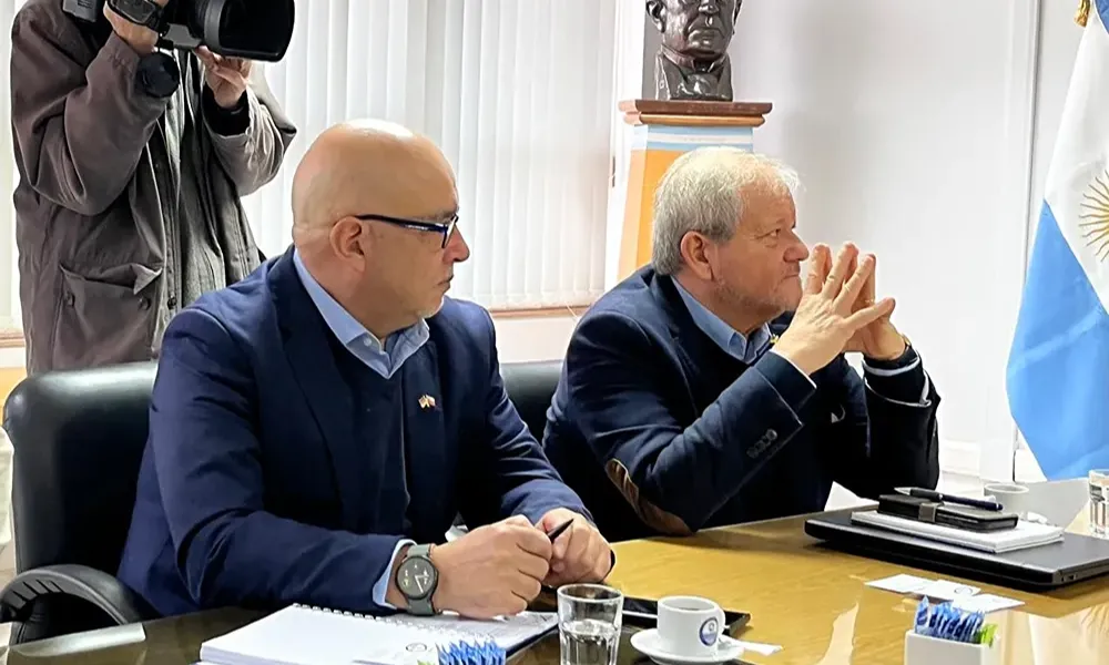 Hernán Moreno Larraín y Germán Rodríguez Pizarro, representantes de la Cámara Minera Chileno-Alemana, durante la reunión de cooperación con autoridades de la Universidad Nacional de San Juan.