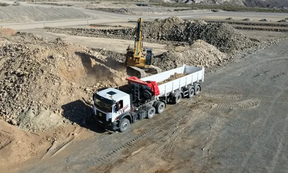 camion de terra logistica trasladando minerar de hualilan a casposo
