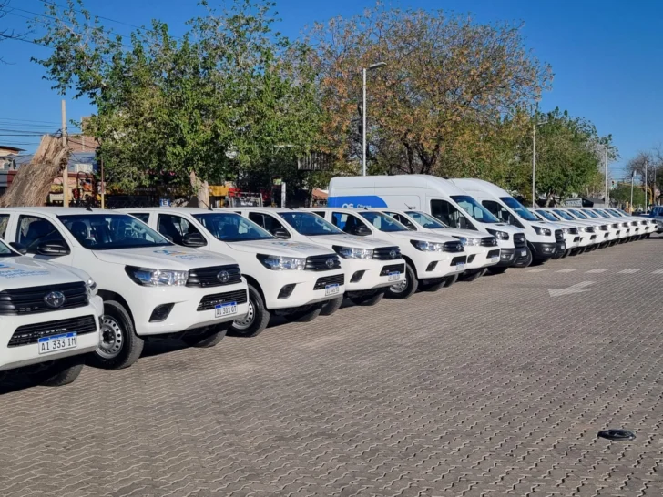 Fila de camionetas 0 km y furgones oficiales entregados por el Ministerio de Infraestructura de San Juan.