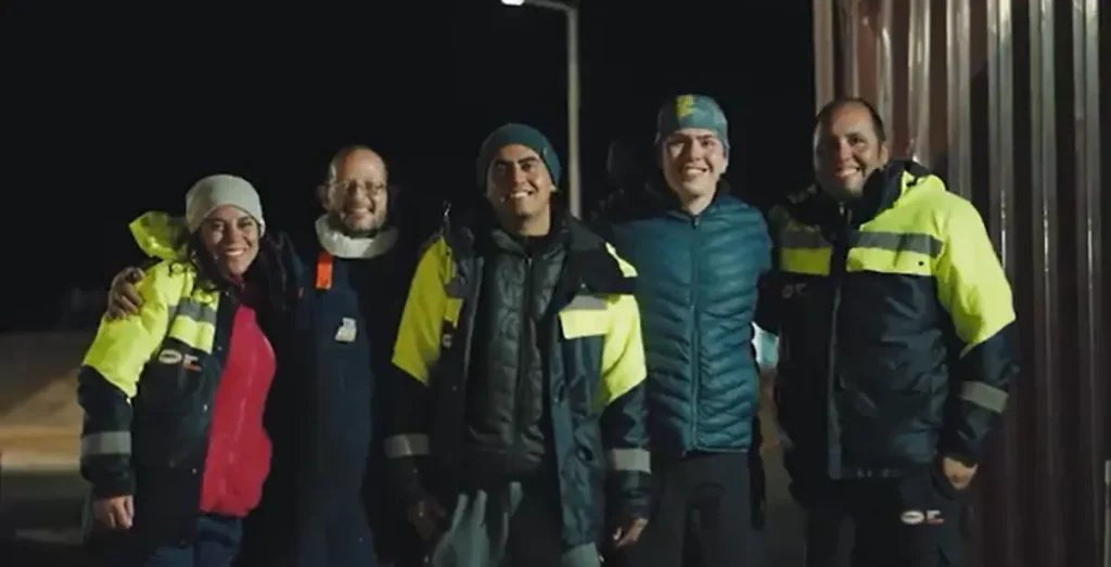 Trabajadores de Los Azules posando para una fotografía.