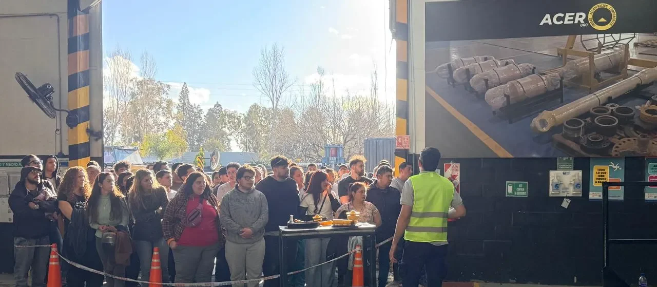 taller metalurgico de ACER SRL con capacitadores y público