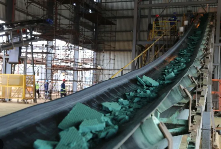 Cinta transportadora trasladando mineral de cobalto recién extraído en una faena minera.