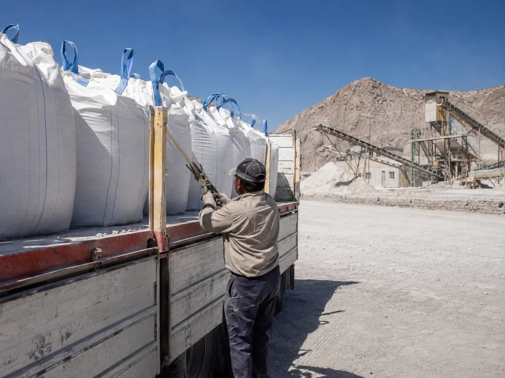 hombre cargando camion de cal