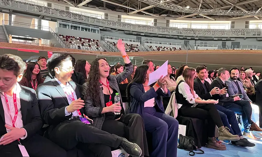 Un grupo numeroso de estudiantes universitarios de ingeniería industrial de distintas delegaciones del país