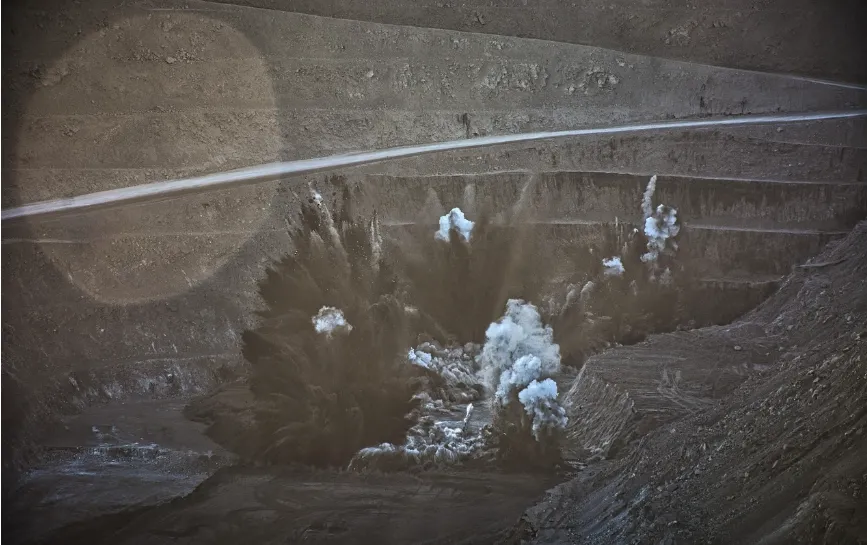 Imagen de una voladura en la cordillera 