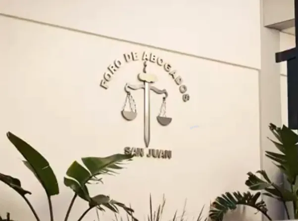 Fachada de la entrada principal del Foro de Abogados de San Juan, institución promotora de capacitaciones en derecho minero.
