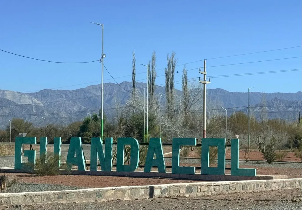 Entrada al municipio de Guandacol en la Rioja, rotonda de entrada