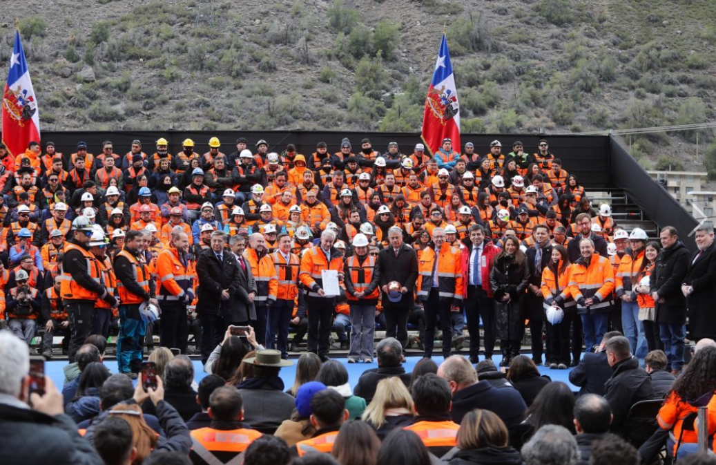 Personal y ejecutivos de Codelco junto con el presidente Kast