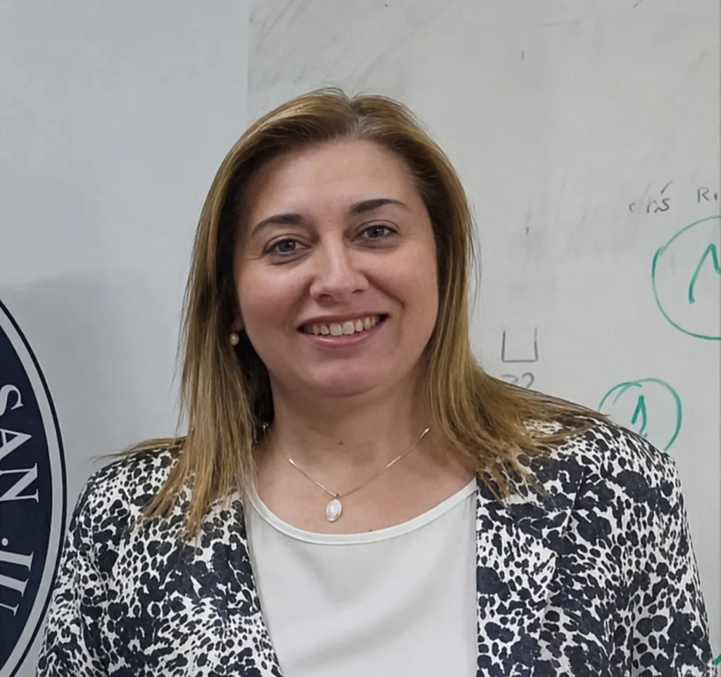 Retrato de Ivana Marcela Orozco Santander, doctora en procesamiento de minerales e impulsora del programa de minería urbana en la UNSJ.