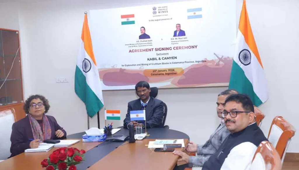 El secretario del Ministerio de Minas del Gobierno de la India, Shri VL Kantha Rao y los secretarios adjuntos del Ministerio de Minas del Gobierno de la India, Shri Sanjay Lohiya, y la Dra. Veena Kumari D.