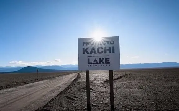 Cartel señalizador de la minera Lake Resources en el proyecto de litio Kachi en Catamarca.
