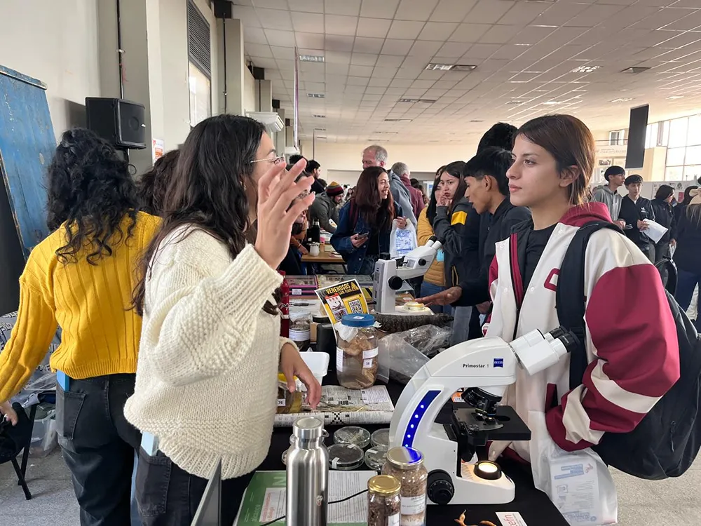 docentes y estudiantes explicando en la feria educativa de la UNSJ