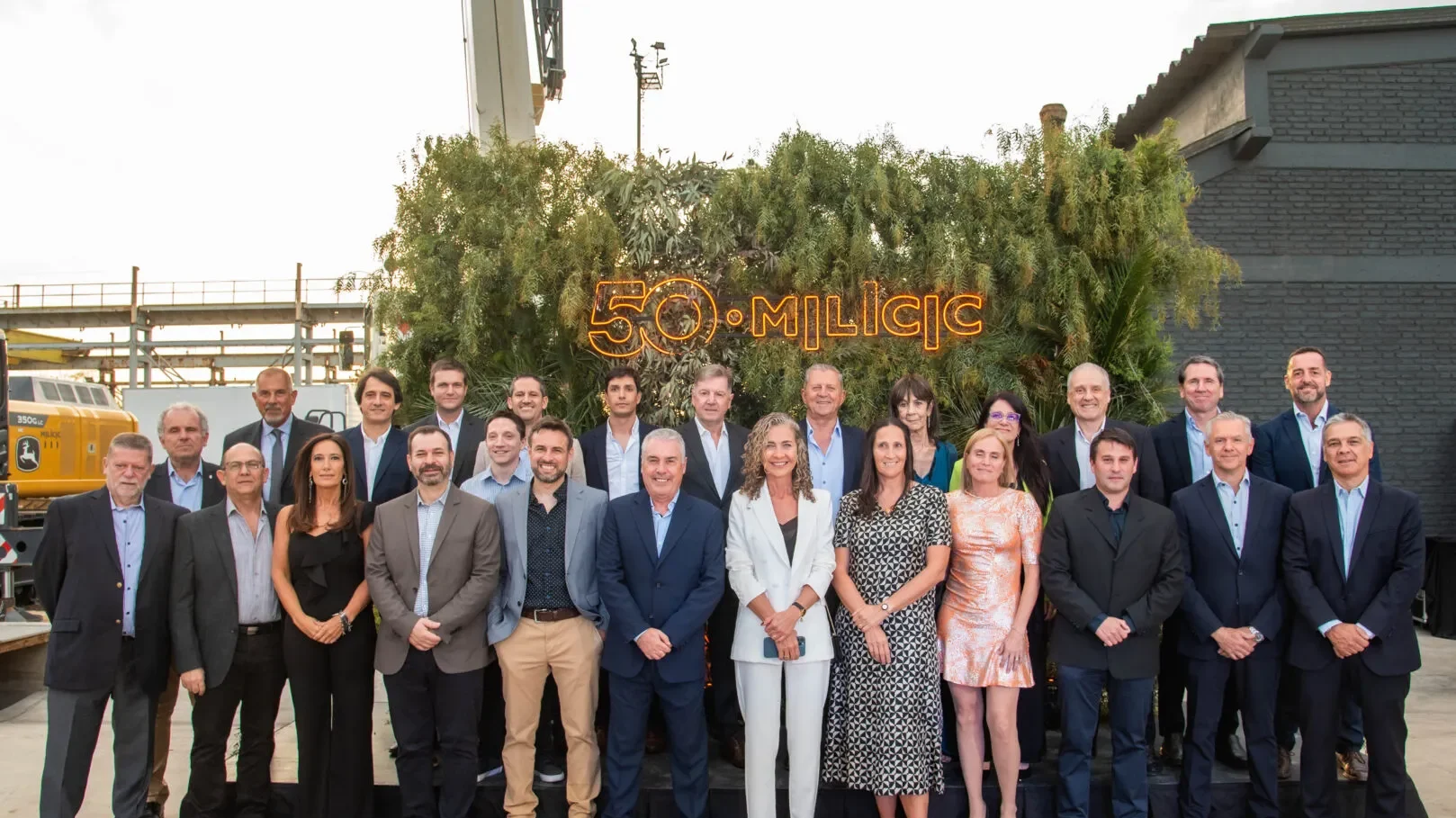 Foto de representantes de la empresa Milicic celebrando su 50 aniversario de cosntitucion de la empresa