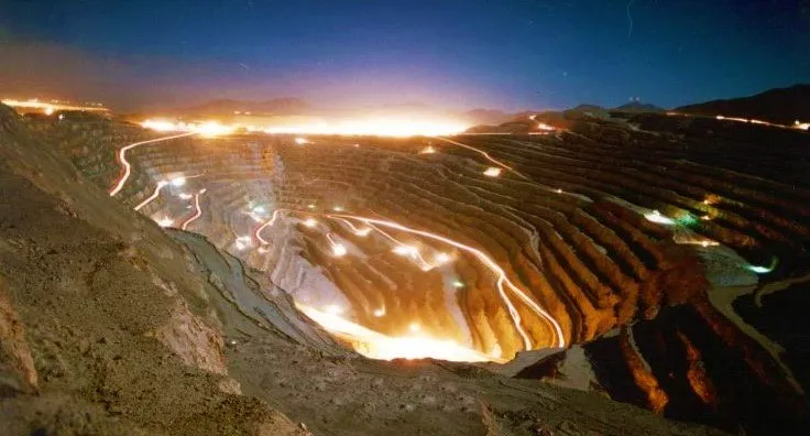 Vista aerea de una mina totalmente iluminada.