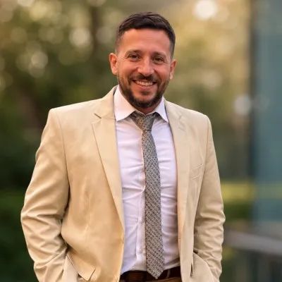 retratod e nahuel mareca licenciado en  recursos humanos
