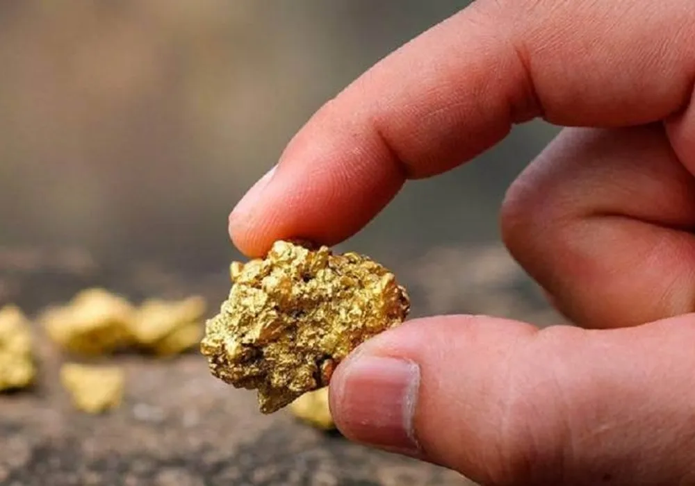 oro en manos de persona