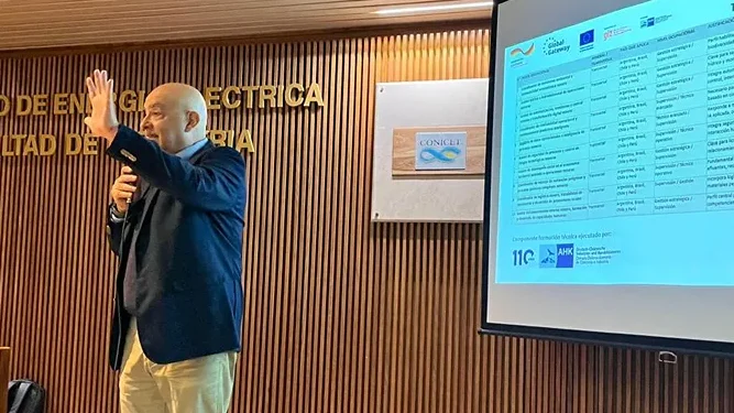 El profesional del programa MinJust explicando los perfiles